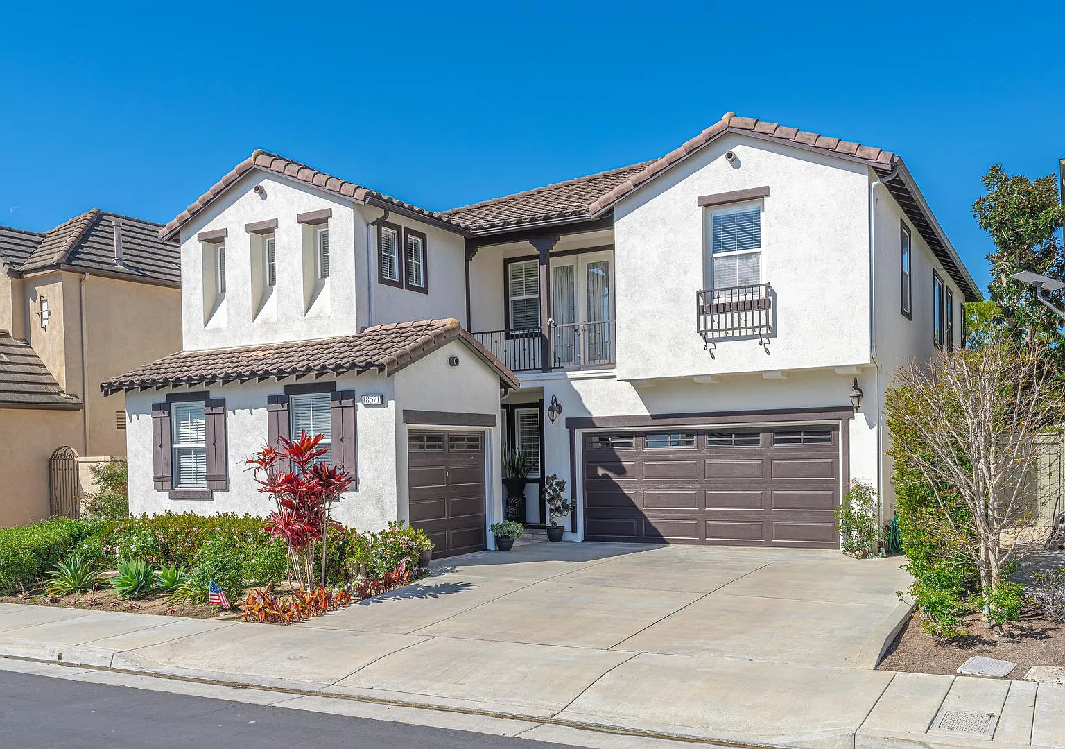 Huntington Beach Home in Gated Community — Photo 1