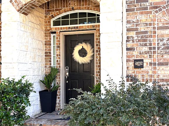 Front and back yard are equipped with automatic sprinkler system.