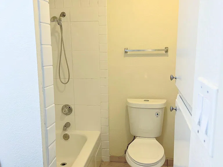 River House Apartments — Photo 16
