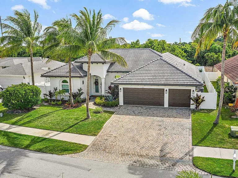 596 N Cypress Dr — Photo 3