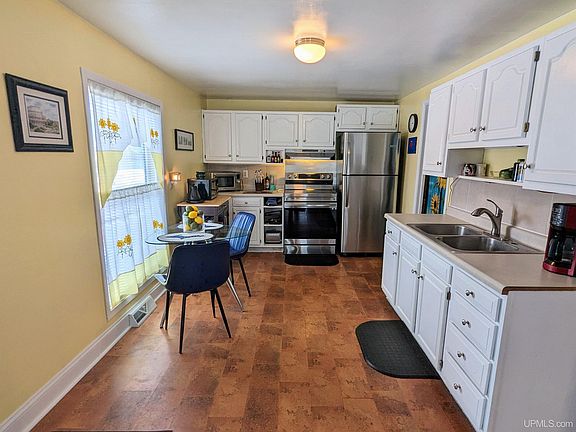 5th image of 404 Schenk St
