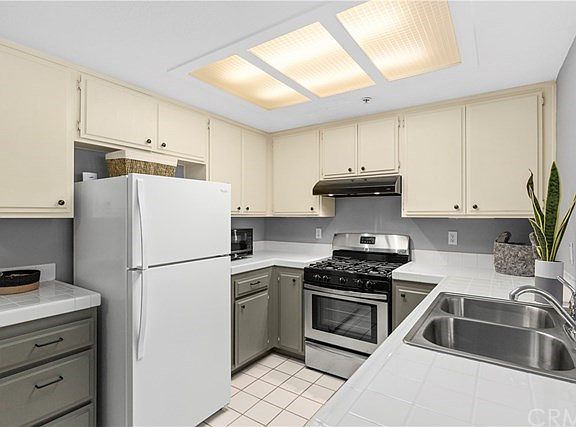 Spacious kitchen, nice dual tone cabinetry with ample storage and new appliances. Where to put the coffee maker?