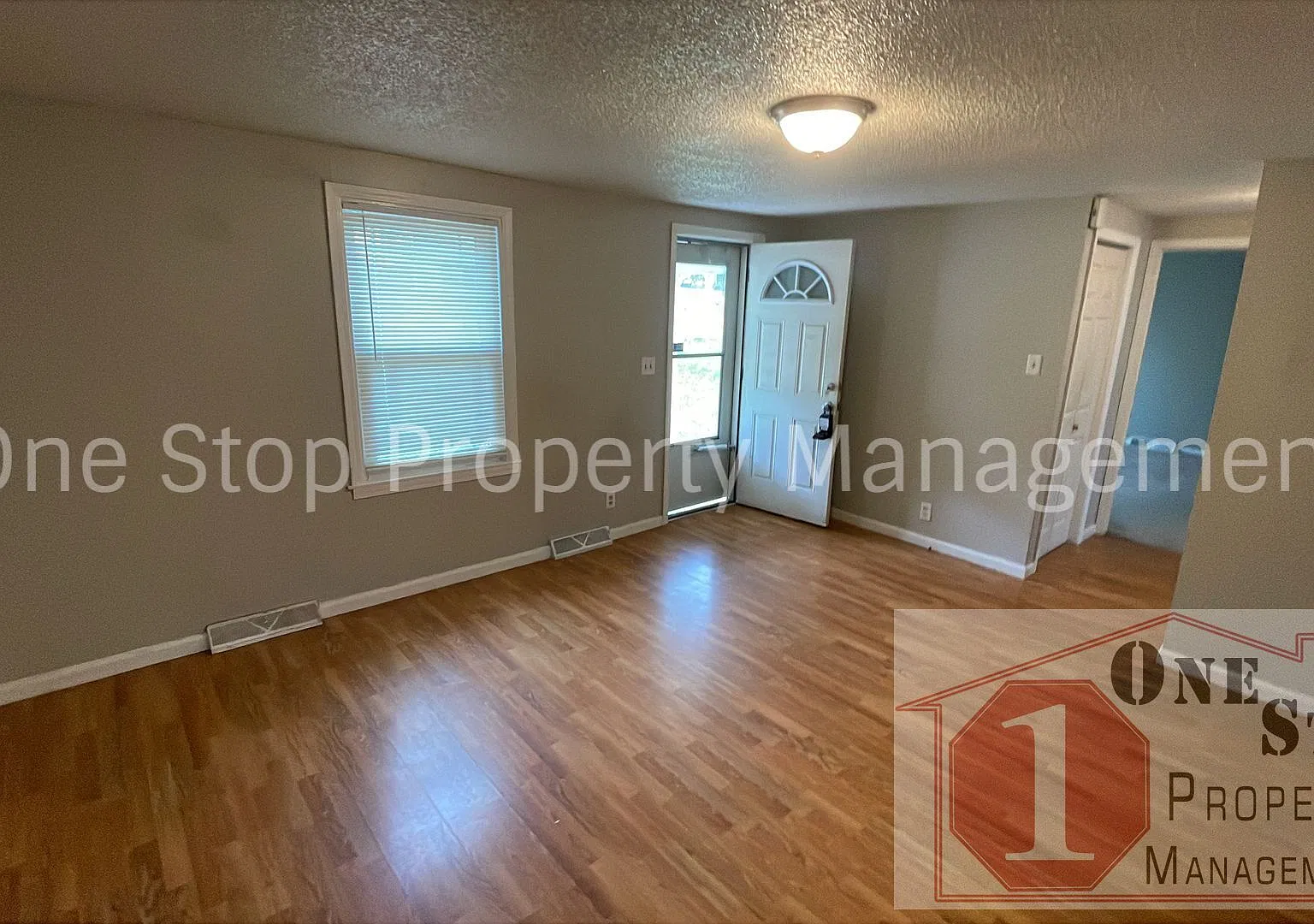 Adorable 2 Bedroom, 1 Bathroom in Independence! — Photo 2
