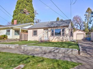 1019 NE 8th St, Grants Pass, OR 97526