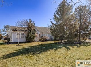 16 Canterbury Dr, Monroe Township, NJ 08831