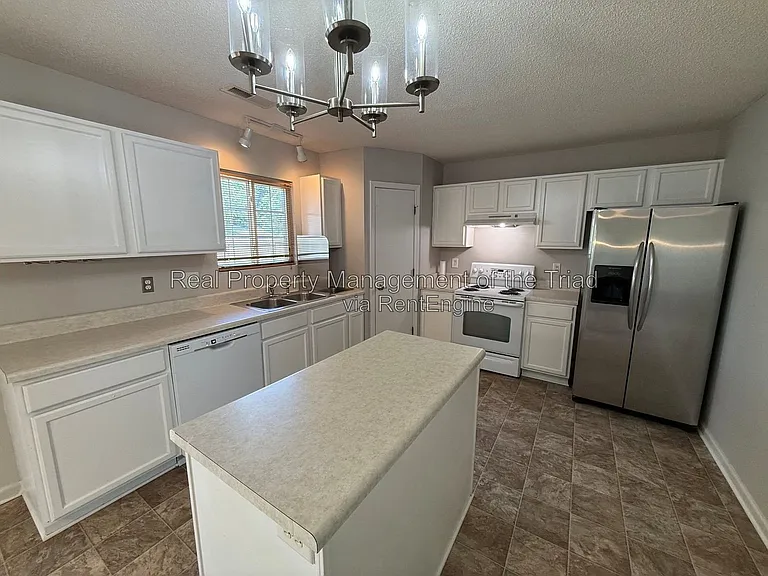 809 Topsail Dr — Photo 8