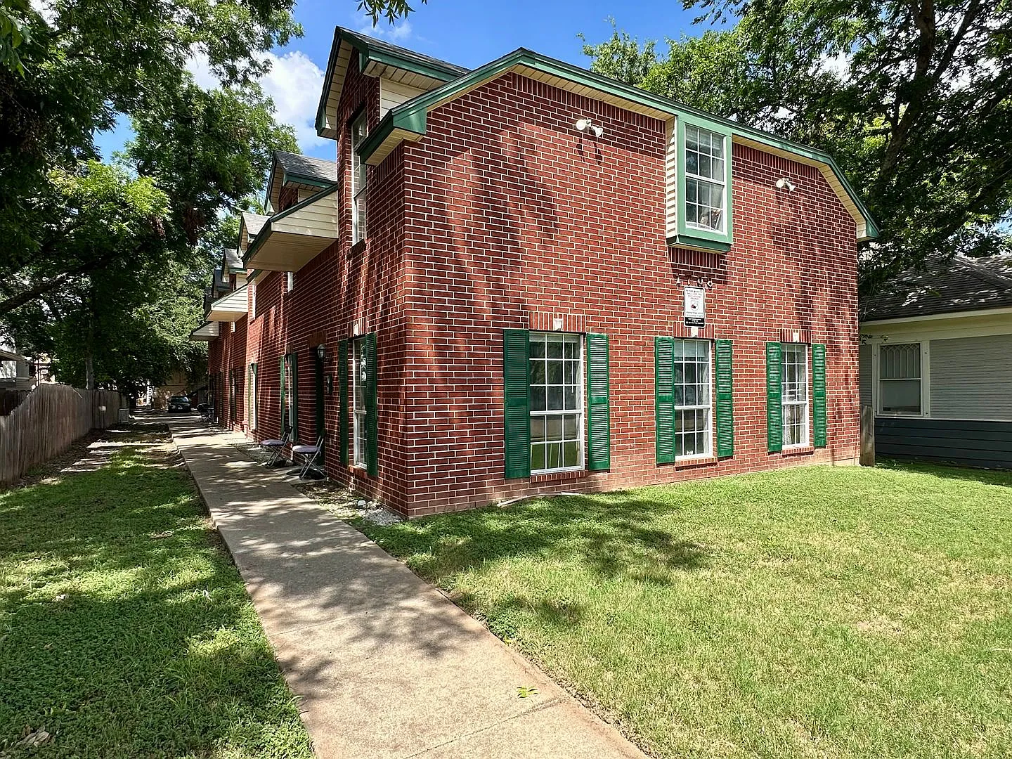 Caroline Place — Photo 2