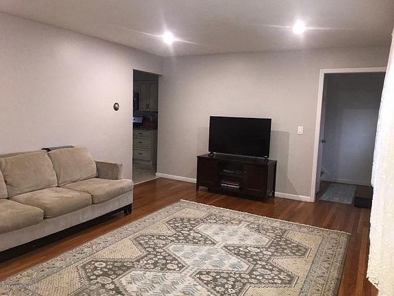 4th image of 389 Leonard Ave