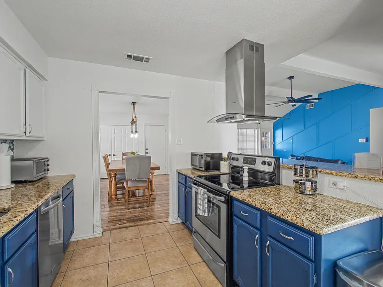 913 Sandhurst Dr — Photo 19