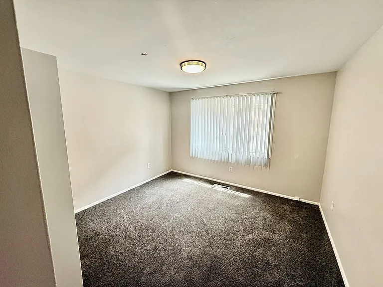 Aristocrat Apartments — Photo 8