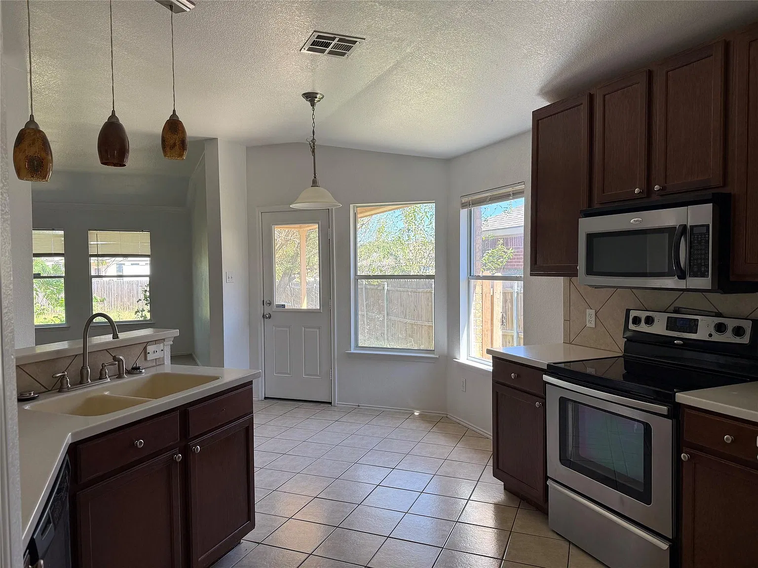 4 bed, 2.0 bath, 1699 sqft, $1,800 — Photo 4