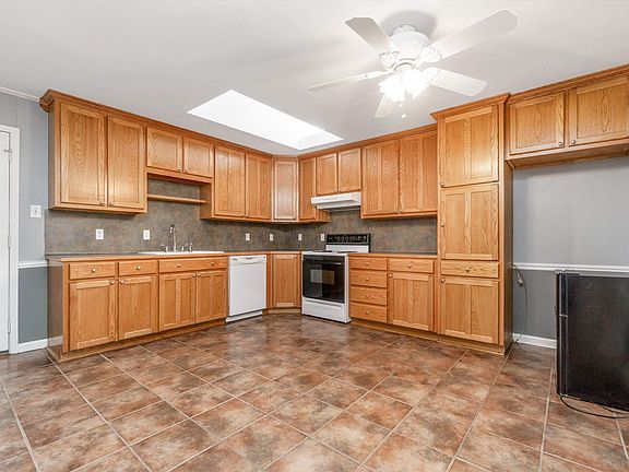 3rd image of 2517 N Amelia Ave
