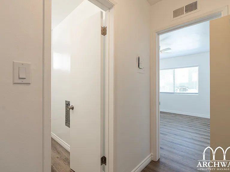 1115 Glenville — Photo 14