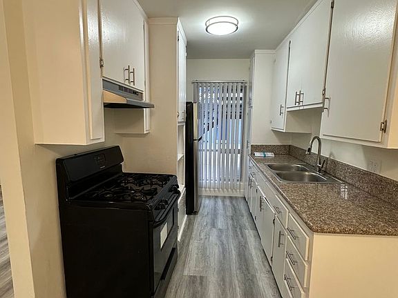 3rd image of 11621 Sylvan St #7
