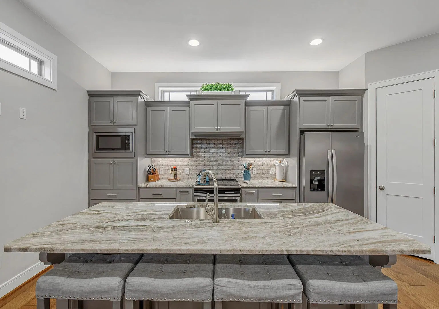 June 2027! 4 Bed/4.5 Bath Fully Furnished Townhome Behind Northgate! — Photo 4