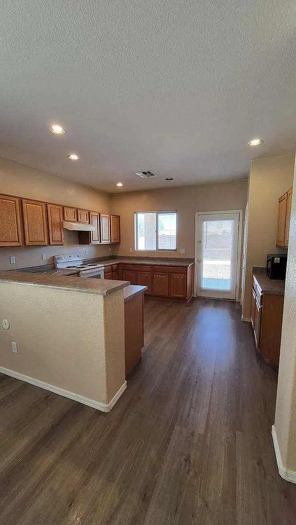 Beautiful new plank flooring in this 4 bedroom home — Photo 4