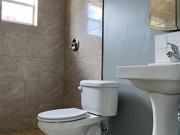 3rd image of 1407 Carroll Oliver Way St #7