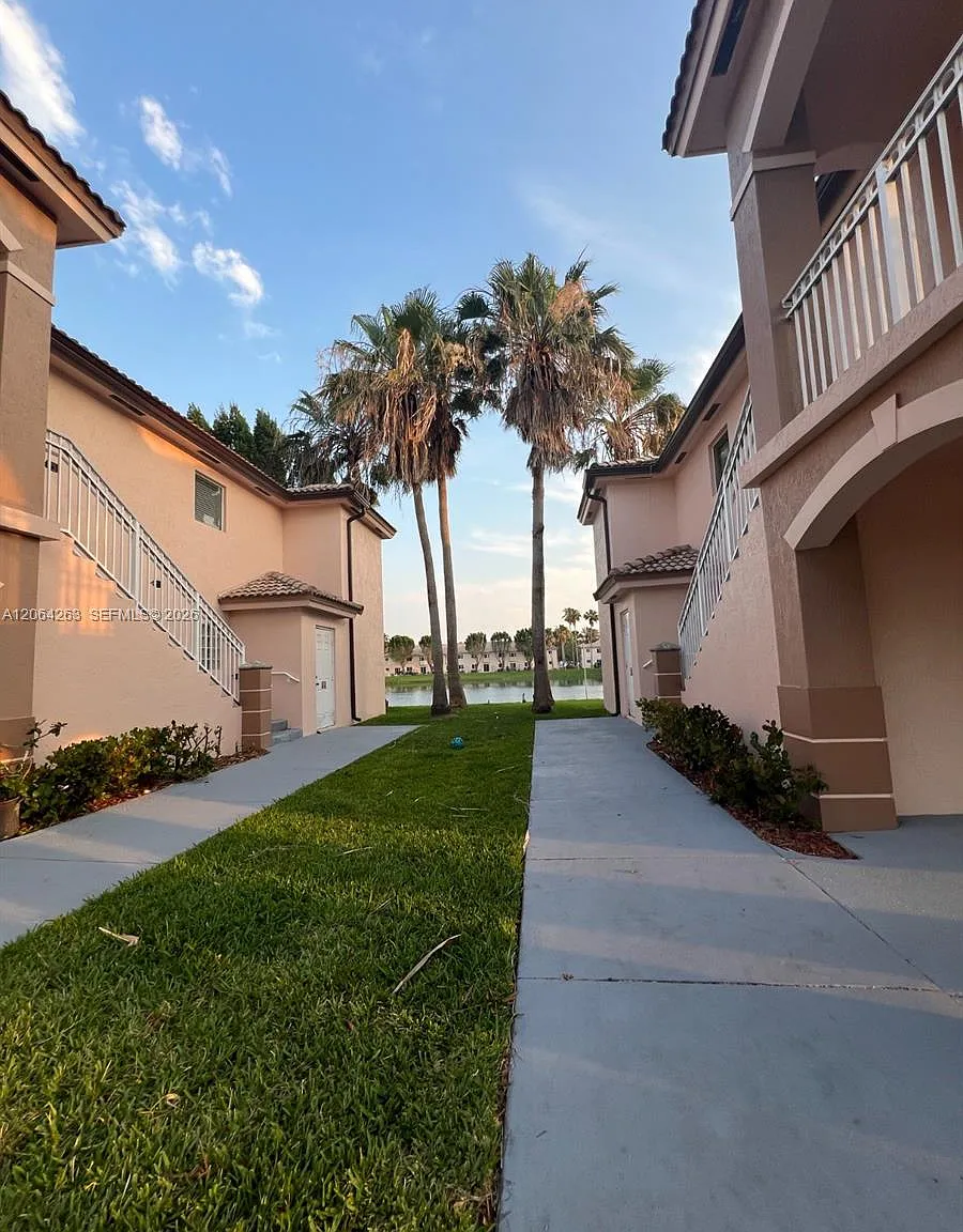 Venetia Gardens Condo — Photo 2