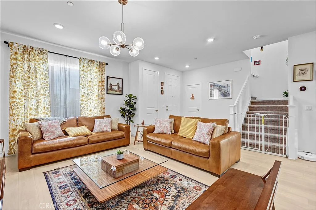 3 bed, 2.5 bath, 2074 sqft, $4,600 — Photo 3