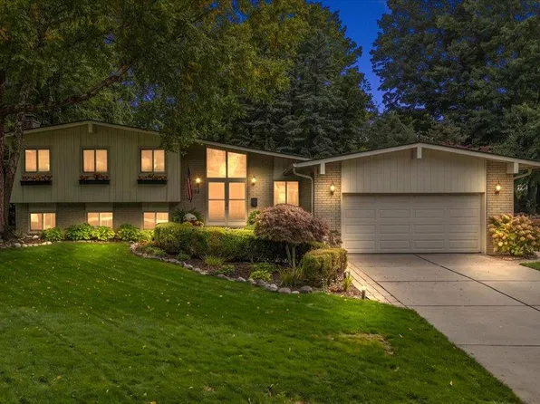 3588 Scott Dr, Troy, MI 48084