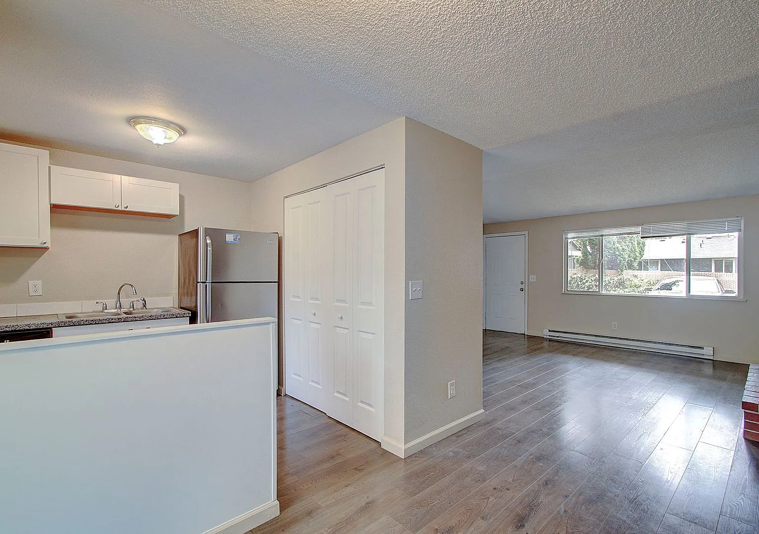 Available Now - Cute Two Bedroom Flat At The Primrose Community Close To Downtown Vancouver — Photo 4