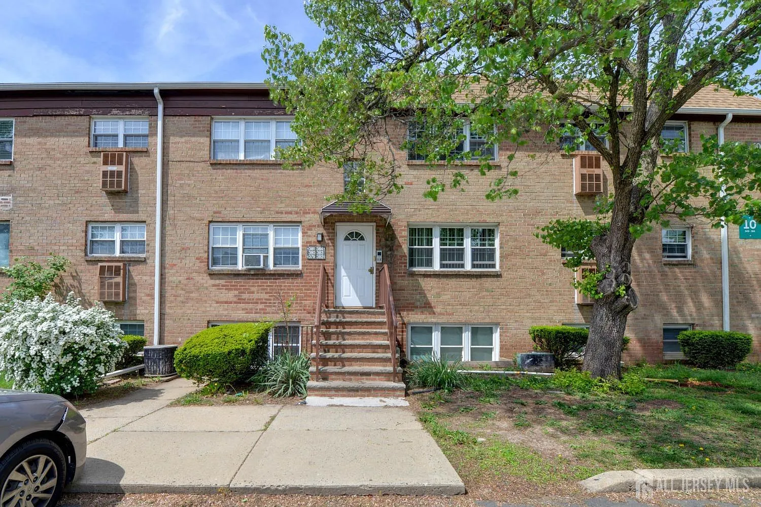 2 bed, 1.0 bath, 884 sqft, $2,000 — Photo 1