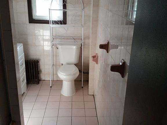 4th image of 1549 E 46th St