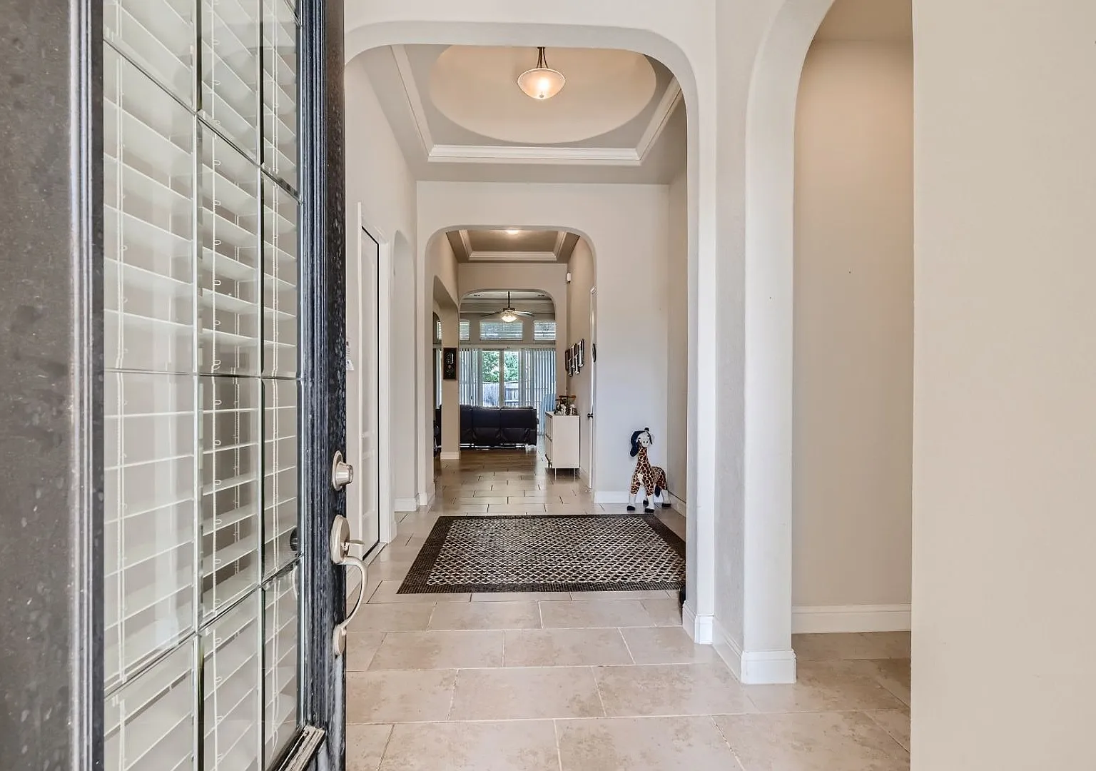 Stunning 4BR/3Bath 1-story luxury home in Alamo Ranch — Photo 4