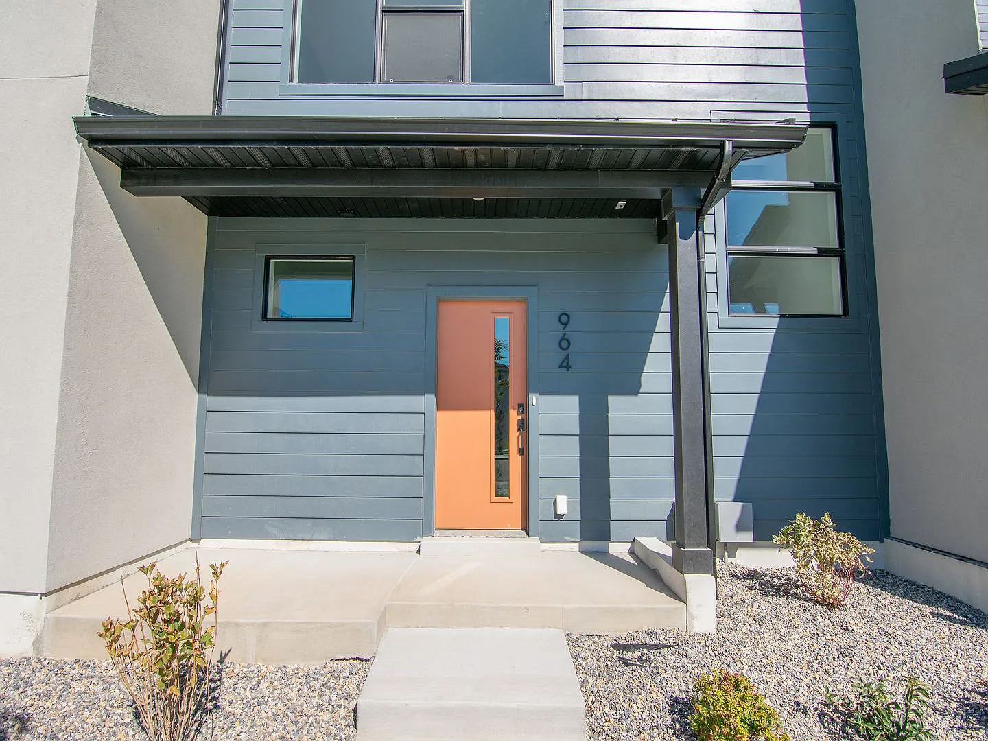 Spacious 3-Story Townhome: Inlcudes 2-Car Garage — Photo 3