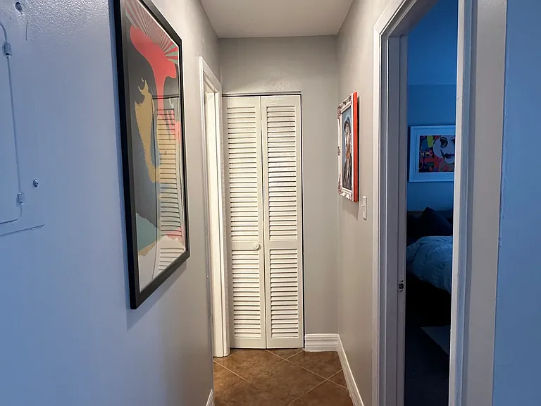 132 W America St #25 — Photo 8