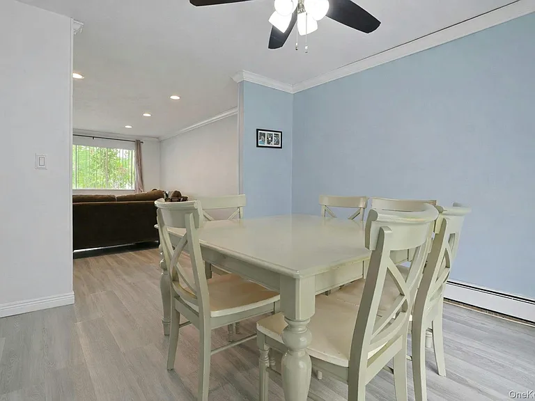 121 Coachlight Sq — Photo 6