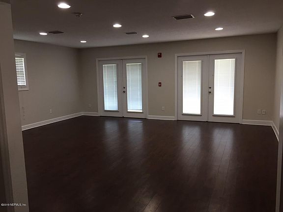 5th image of 2940 Claire Ln