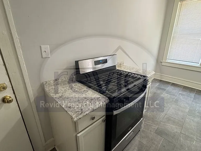 195 Hawthrone — Photo 13