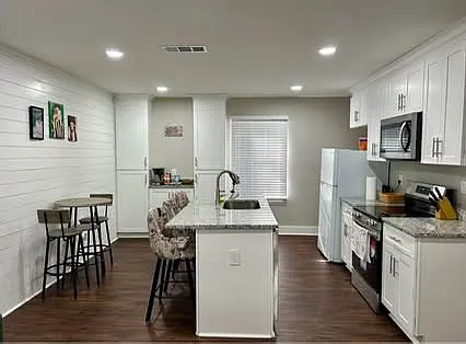 3 bed, 1025 sqft, $2,500 — Photo 4