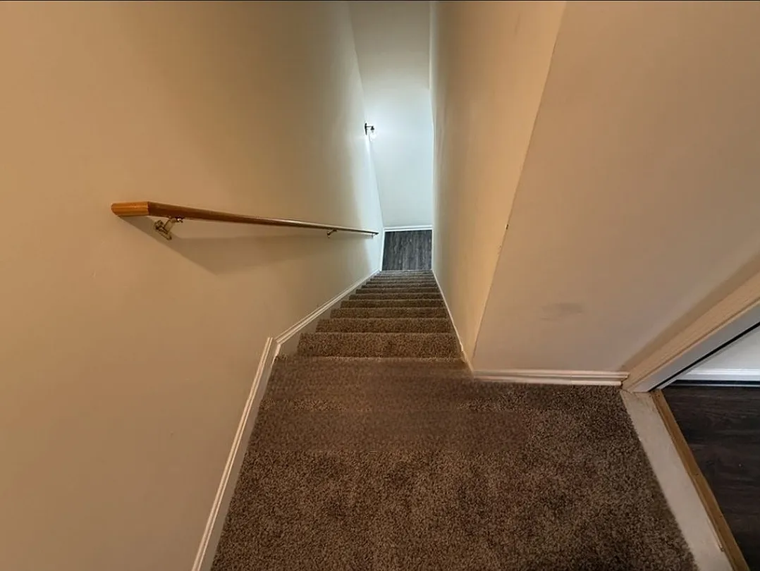 Upper level 2bed 1bath apartment in prime location — Photo 2