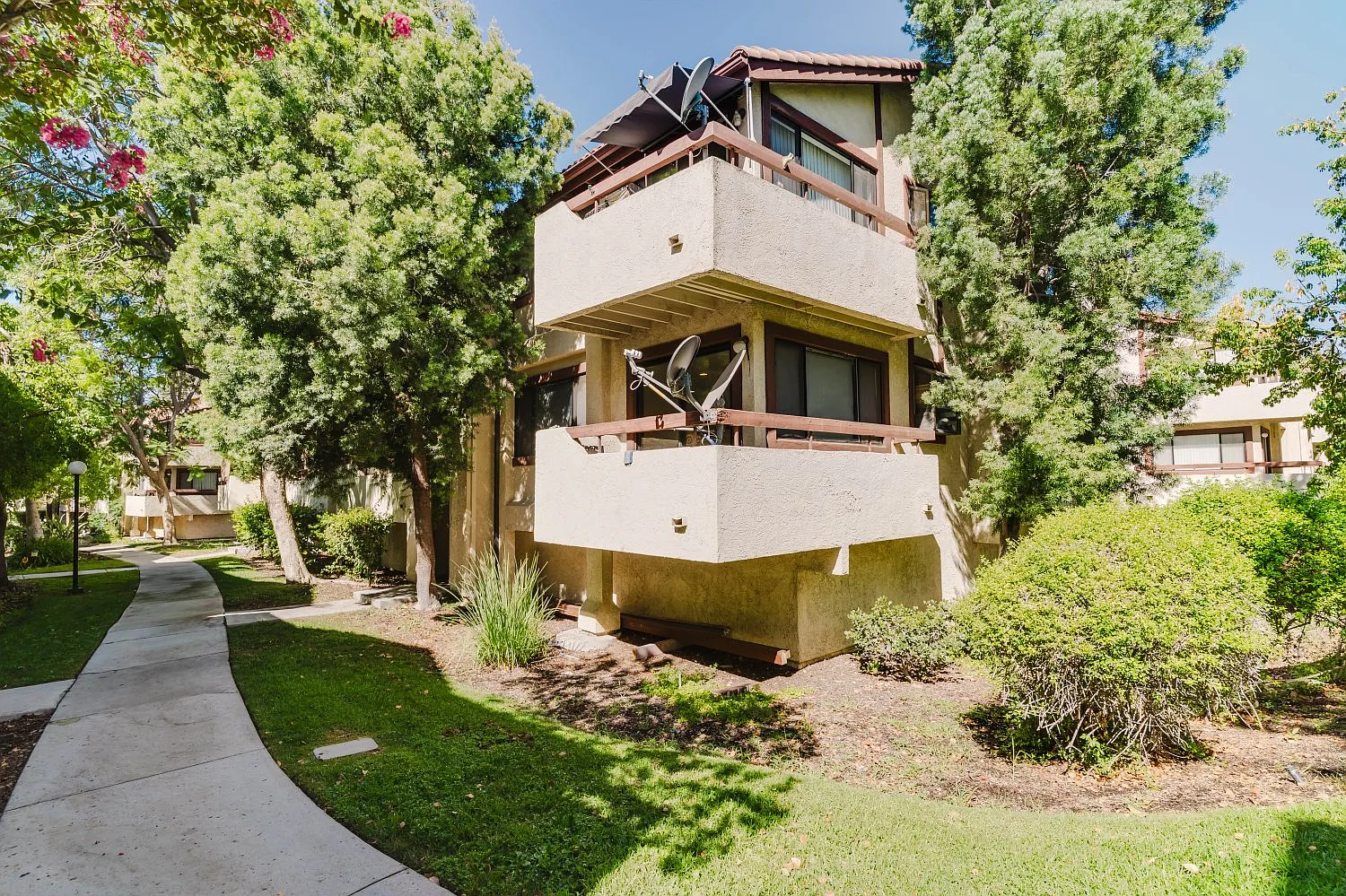 3 bed, 948 sqft, $3,200 — Photo 1