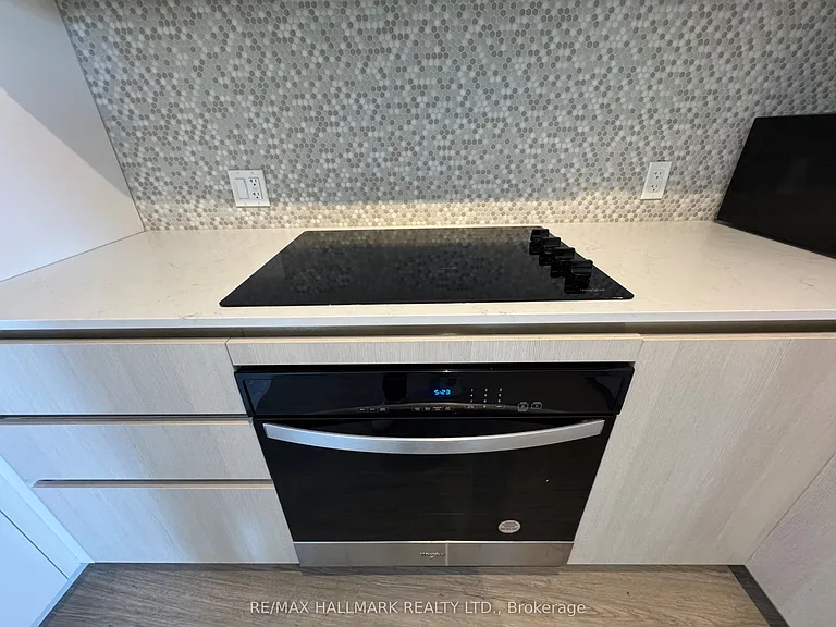 8188 Yonge St #431 — Photo 21