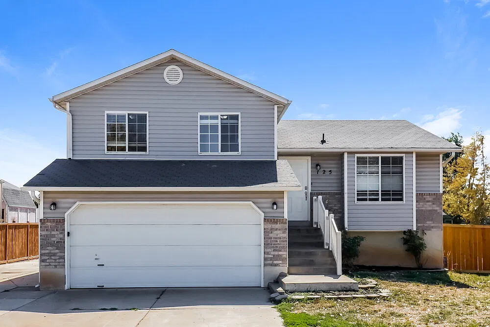 4 bed, 2.0 bath, 1833 sqft, $2,460 — Photo 1