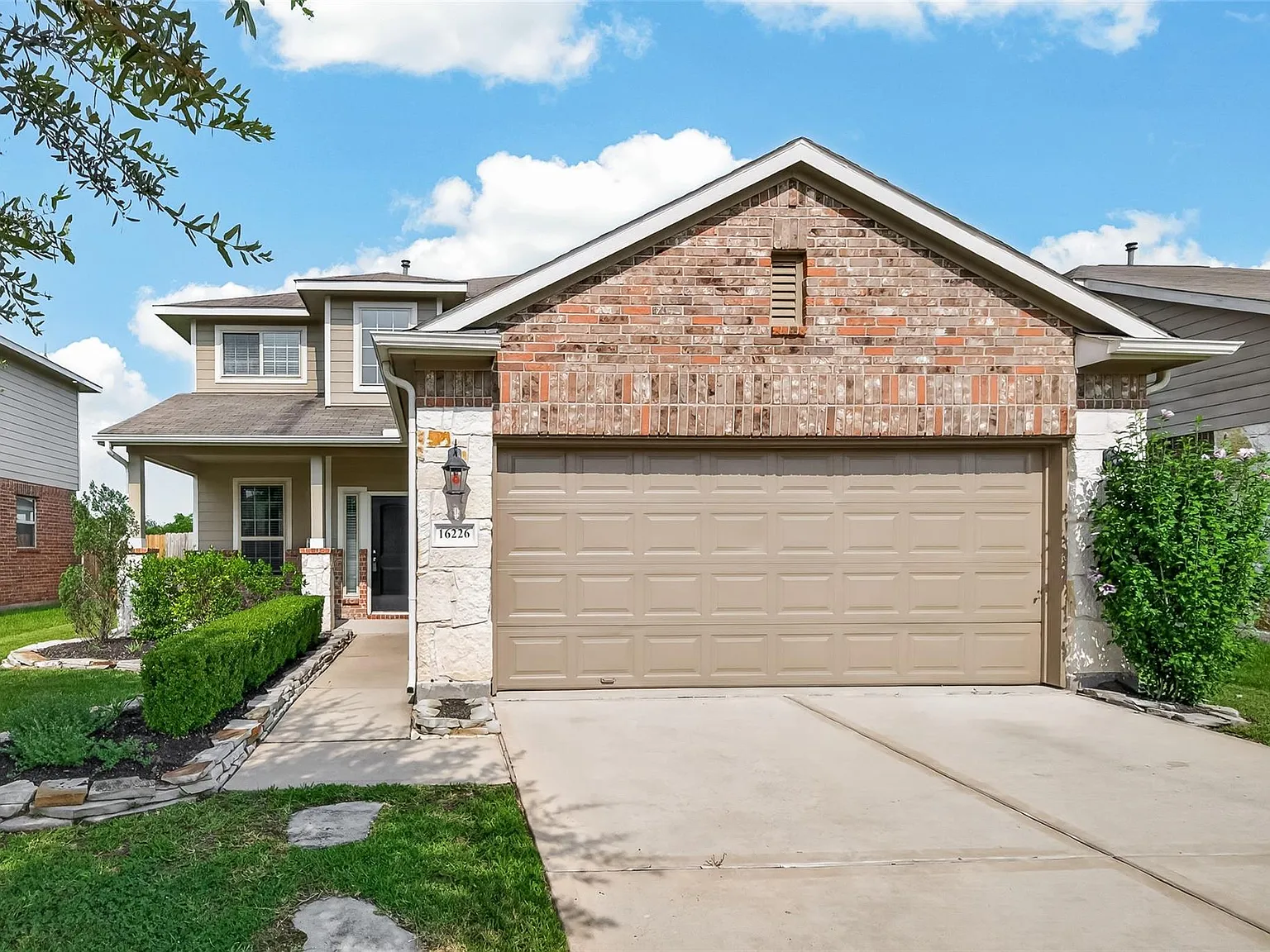 4 bed, 2.5 bath, 2290 sqft, $2,200 — Photo 3