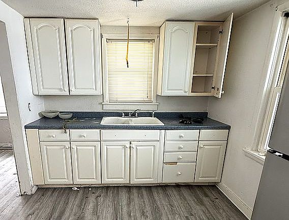 5th image of 1524 N Summit Ave