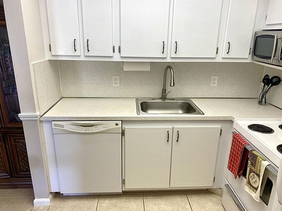 4th image of 335 Farnham Cres #P335