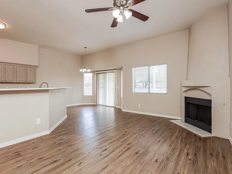 1534 W Churchill Pl — Photo 8