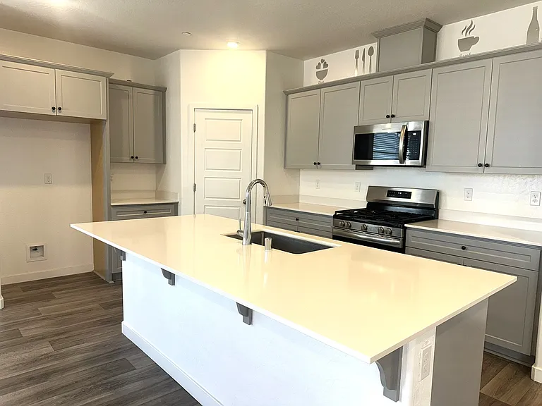 2806 N Applegate Ave — Photo 2