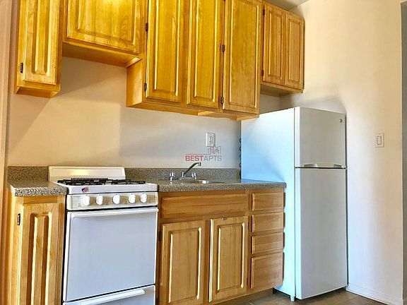 3rd image of 19 Stuyvesant St APT 4A