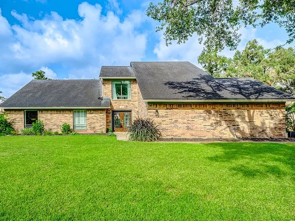 421 Huckleberry Dr, Lake Jackson, TX 77566