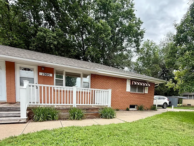 1005 Osborne St — Photo 2