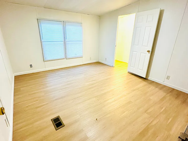 100 Westminster Ave — Photo 11