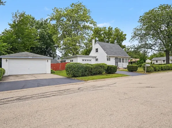 2104 Webb St, Crest Hill, IL 60403
