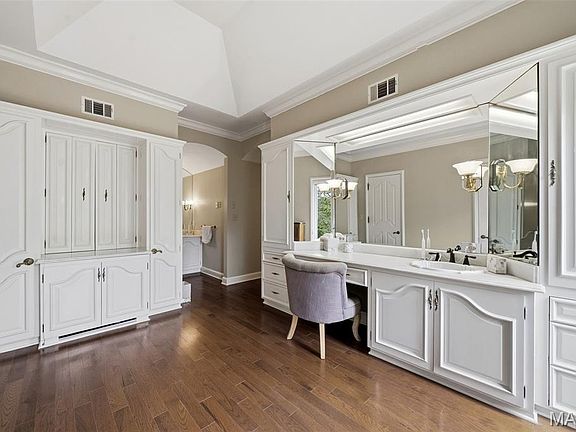 23rd image of 10700 Starhill Dr
