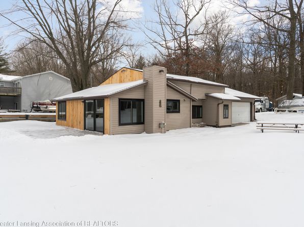 9698 E Colby Rd, Crystal, MI 48818
